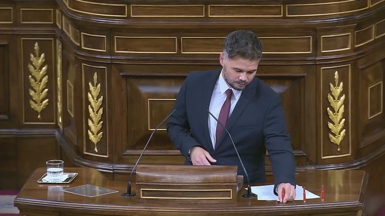 Sánchez, Batet y Feijóo reprenden a Rufián por exhibir de tres balas en el Congreso