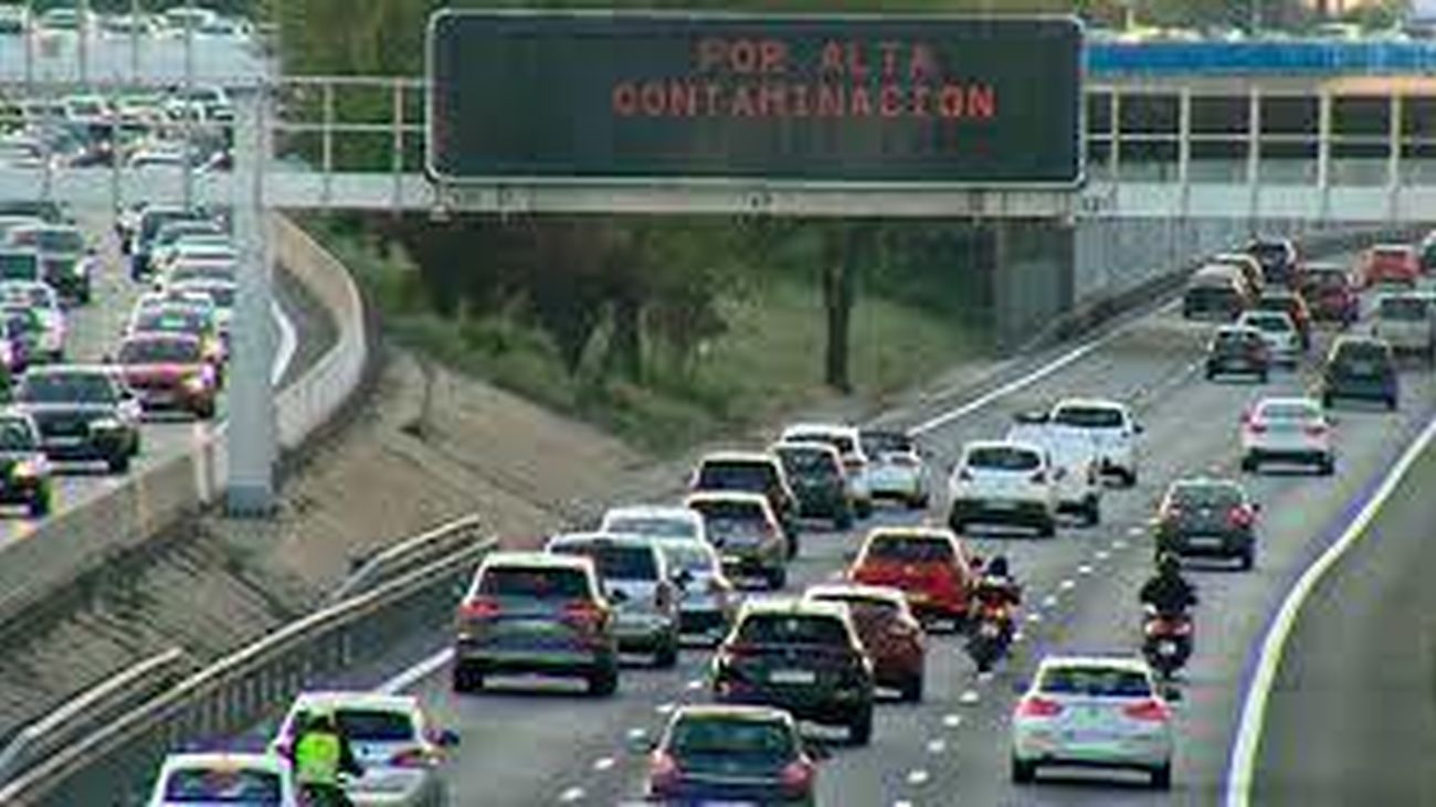 Panel con aviso por alta contaminación en una calzada madrileña