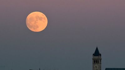 Madrid alucina con su luna roja