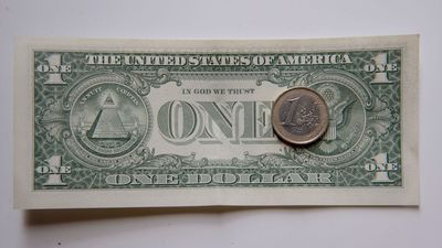 El euro, por debajo del dólar y con los inversores pendientes de otra subida de tipos en EEUU