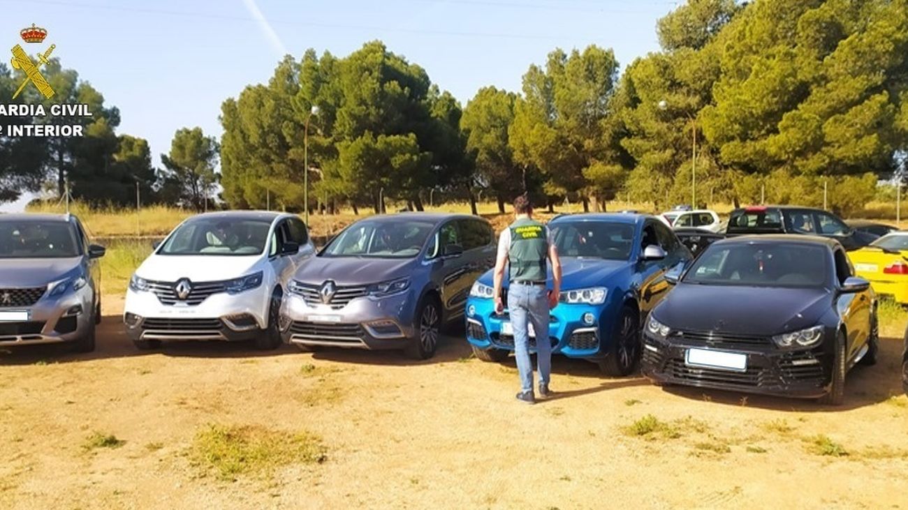 La Guardia Civil detiene a una banda  que manipulaba cuentakilómetros de coches importados para venderlos en España