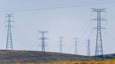 El precio de la luz se mantiene por quinto día consecutivo por encima de los 300 euros/MWh