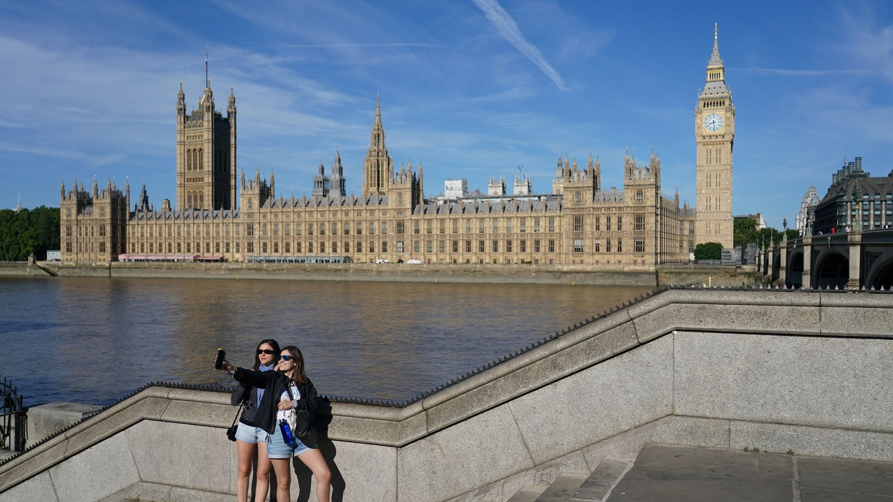 Dos mujeres se sacan una foto con el Parlamento londinense detrás