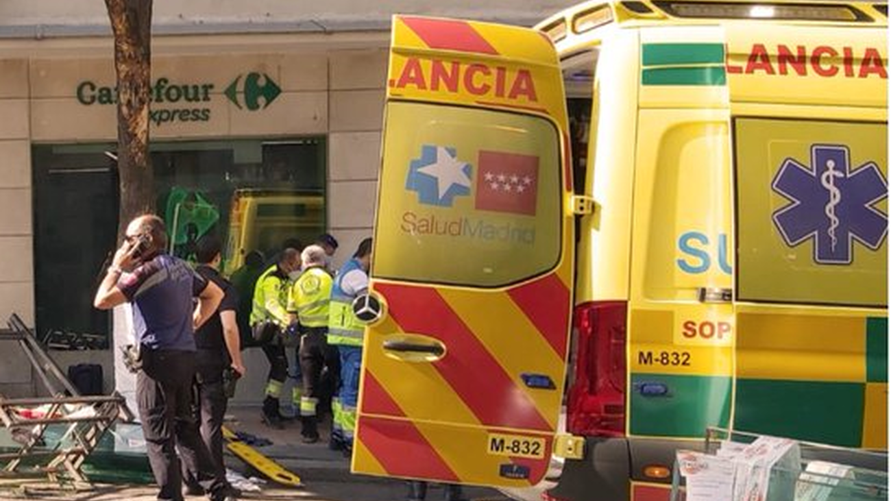Servicios de emergencia en la calle Villanueva de Madrid por un accidente laboral