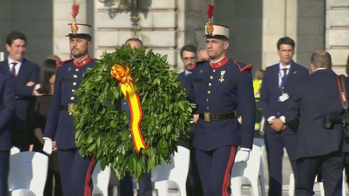 Ofrenda floral durante el homenaje de Estado a las víctimas de la pandemia / TELEMADRID