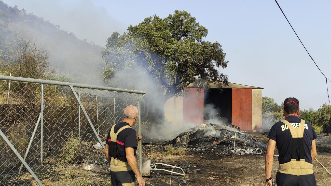 El fuego llega al Parque Nacional de Monfragüe y obliga a desalojar a 130 vecinos de Casas de Miravete