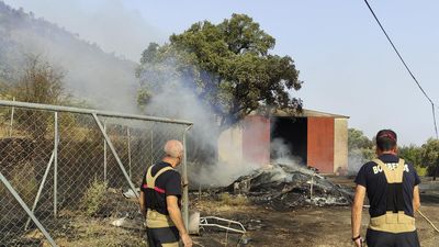 El fuego llega al Parque Nacional de Monfragüe y obliga a desalojar a 130 vecinos de Casas de Miravete