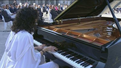Alice Wonder llena de emoción con su voz y su piano el acto de homenaje a las víctimas de la Covid