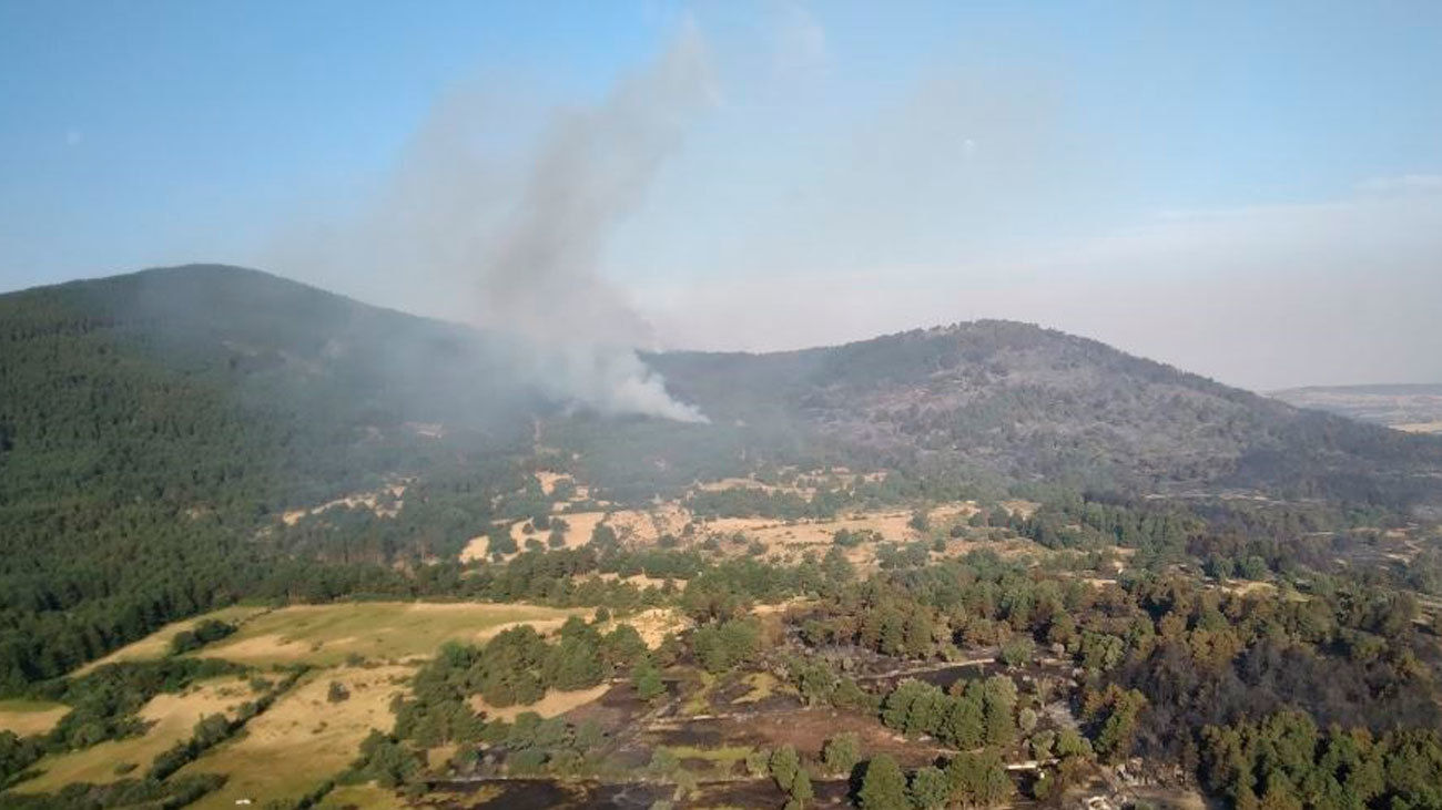 Controlado, aunque en alerta 2, el incendio de Navafría, en Segovia