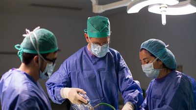 Madrid implanta el primer dispositivo ocular para tratar la degeneración macular