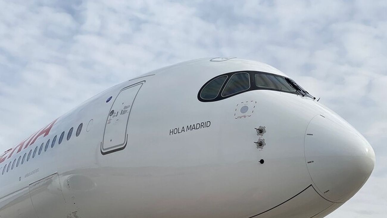 Airbus A350-900 con nombre 'Hola Madrid'