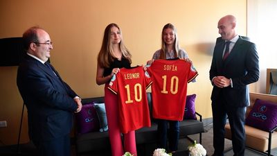 La princesa Leonor y su hermana, la infanta Sofía, con la Selección española en Londres