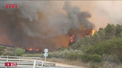 Un nuevo incendio en Barcelona avanza empujado por el viento