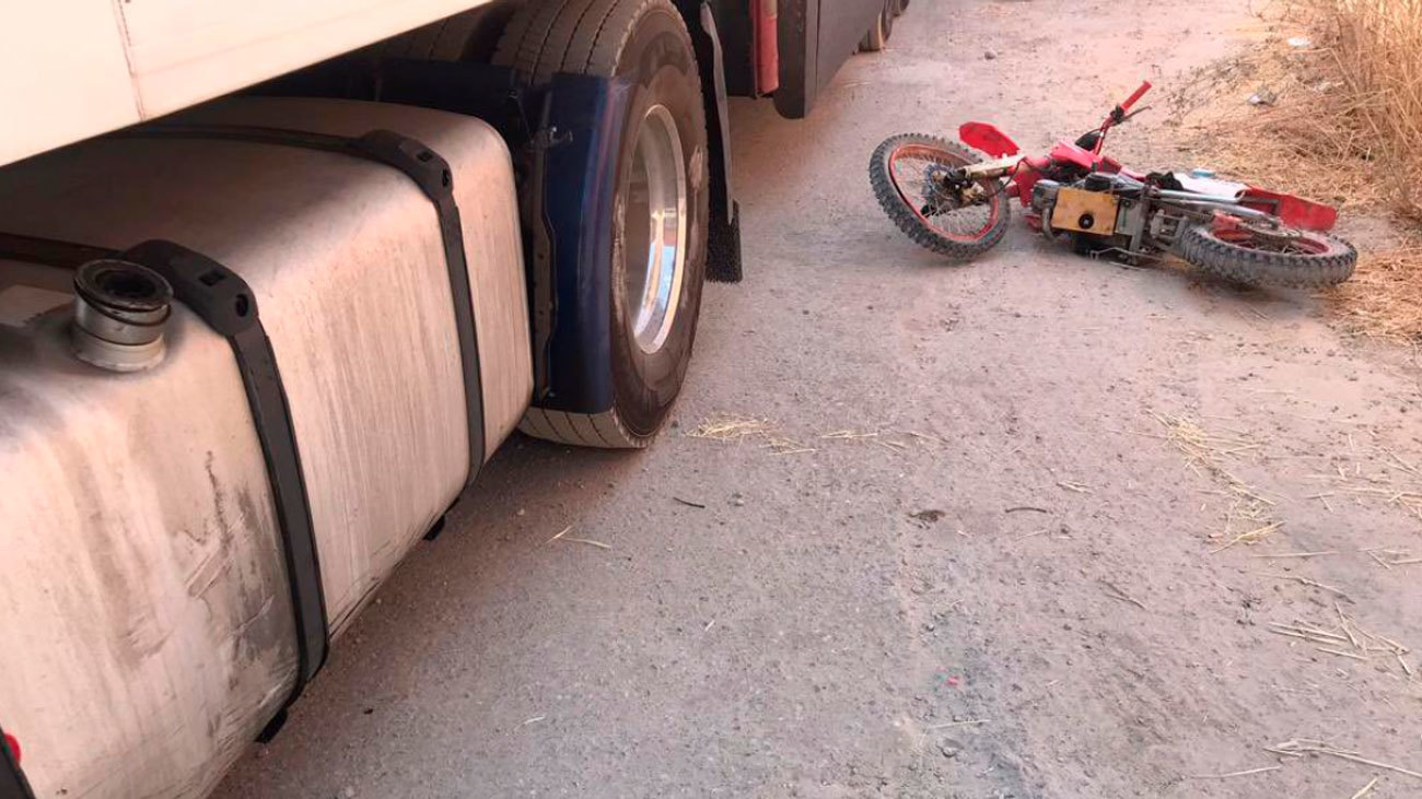 Un motorista de 20 años muere al chocar contra un camión en Villaconejos