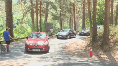 Colapso en la carretera que da acceso a los piscinas naturales de Las Berceas en el Valle de Fuenfría