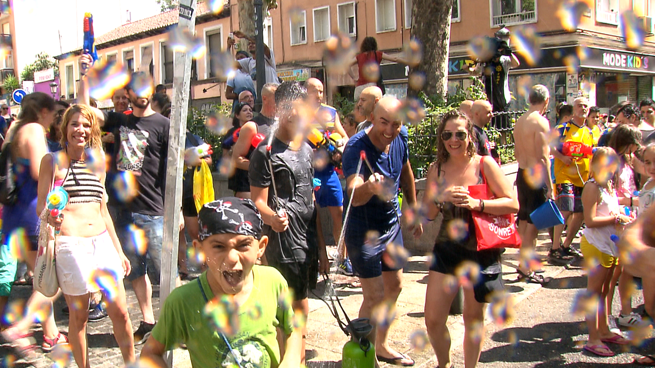 Unas Fiestas del Carmen “pasadas por agua”: vuelve la batalla naval de Vallecas