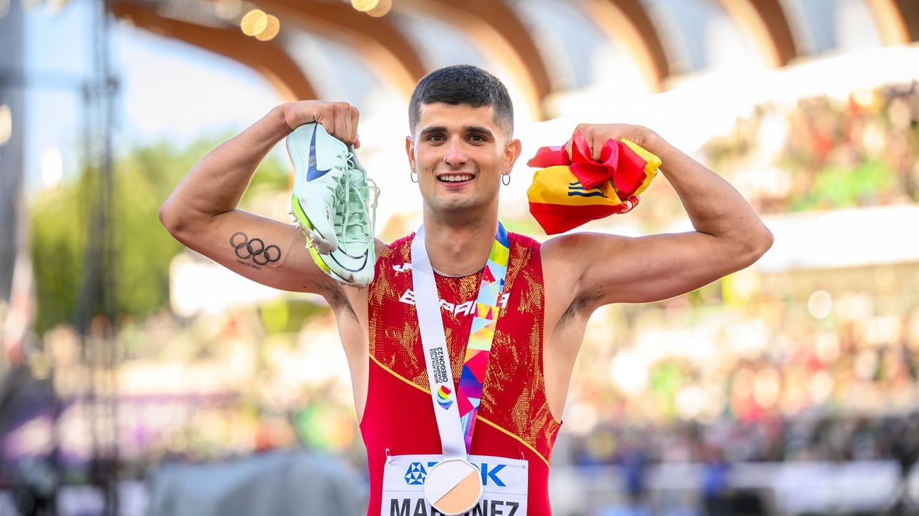 Asier Martínez celebra la medalla de bronce en los Mundiales de atletismo de Eugene (Oregón)