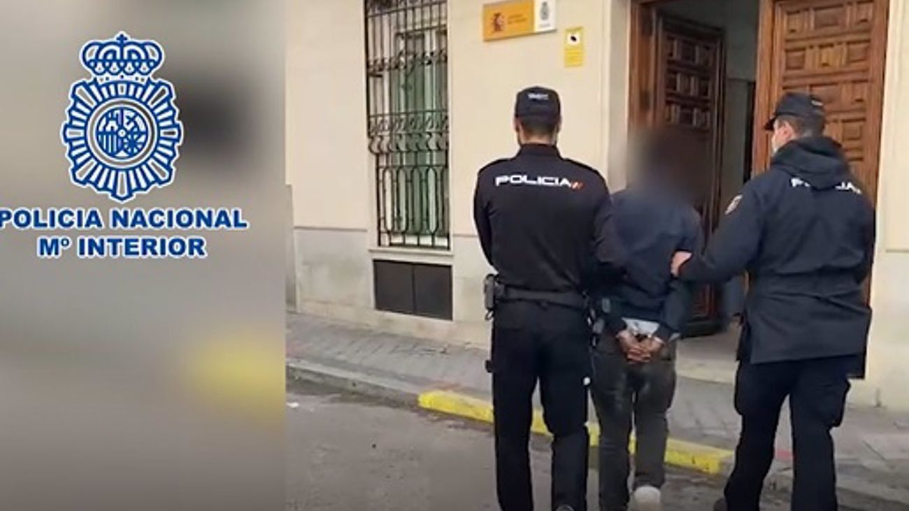 Detenido un hombre que usurpaba identidades  en apps y recogía vestido de mensajero paquetes sin pagarlos