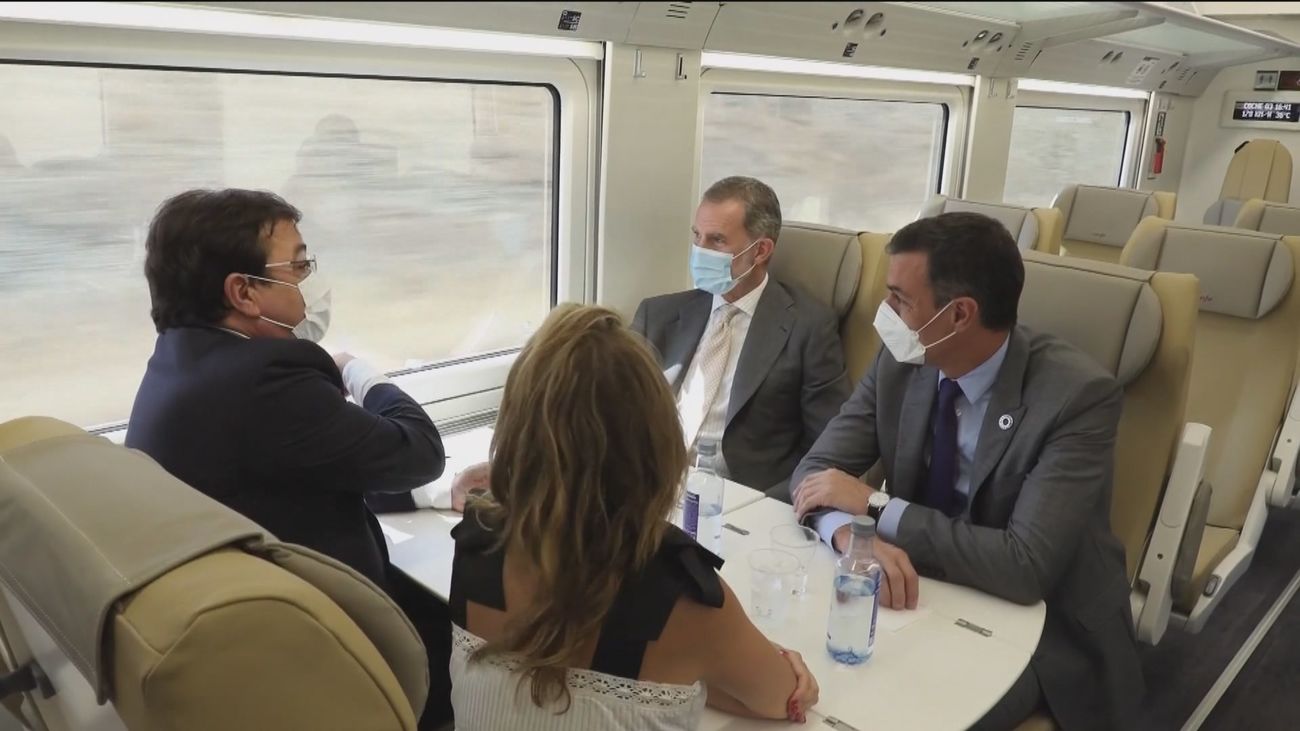 El Rey inaugura la "alta velocidad extremeña", primer paso para que el AVE llegue a la región