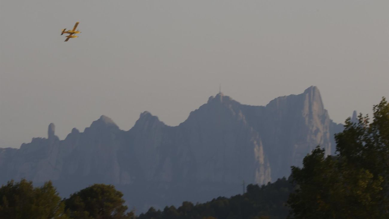 Unos 130 medios terrestres y aéreos continúan la lucha contra el incendio del Bages