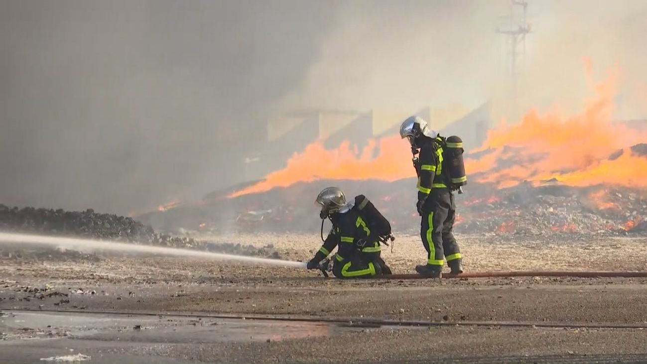 Un trabajador herido en el incendio de una planta de reciclaje de San Fernando de Henares