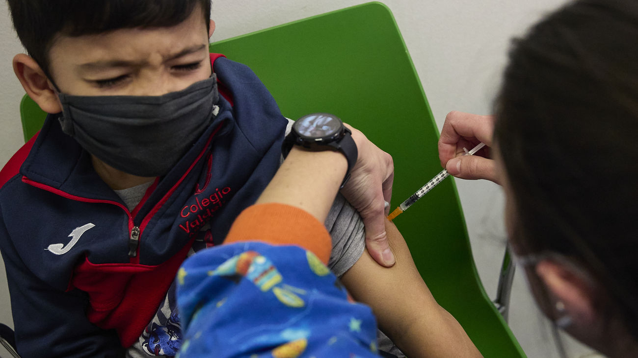 Un niño es vacunado en el Hospital La Paz