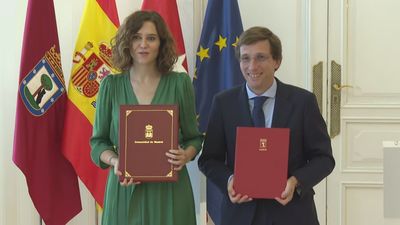 Ayuso y Almeida firman un convenio para construir centros de día y mejorar las residencias de Madrid capital