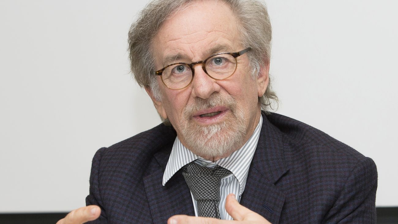 Grabando con su móvil y sentado en la silla: Steven Spielberg se estrena en el videoclip con 'Cannibal'