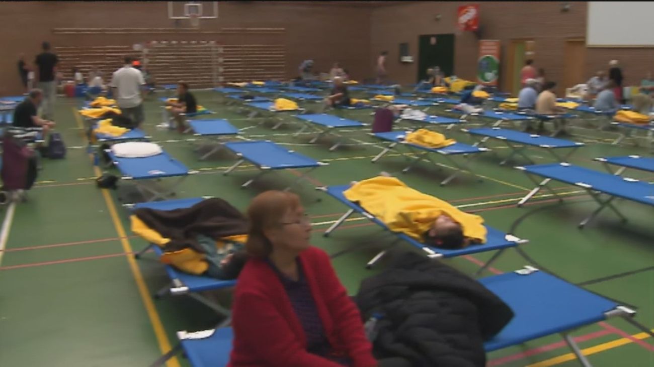 Más de 2.000 desalojados en El Hoyo de Pinares por la proximidad del incendio de Cebreros