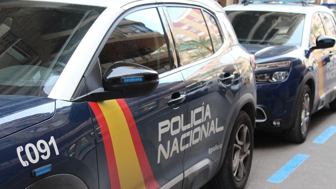 Vehículos de la Policía Nacional estacionados en una calle