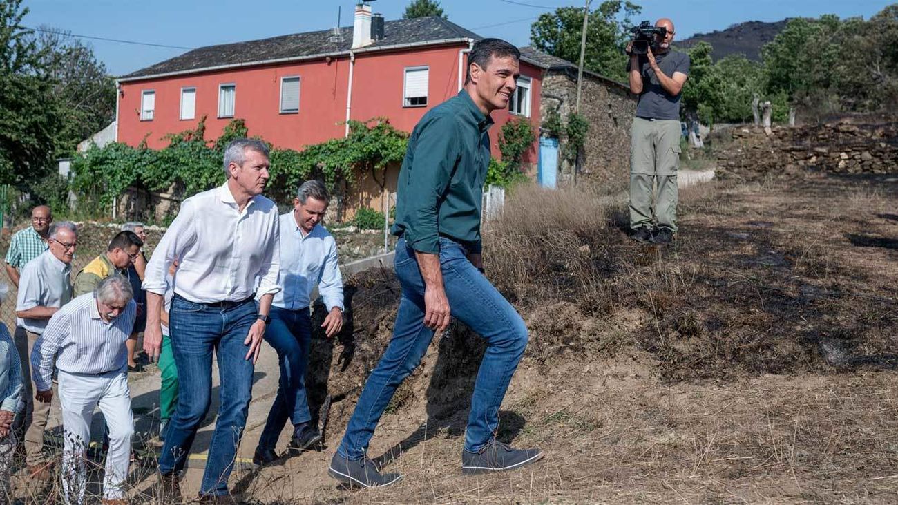 Pedro Sánchez visita las zonas arrasadas por el incendio en Ourense