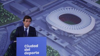 Califican de "surrealista" el futuro complejo de surf del Atleti junto al "esqueleto" de las piscinas olímpicas