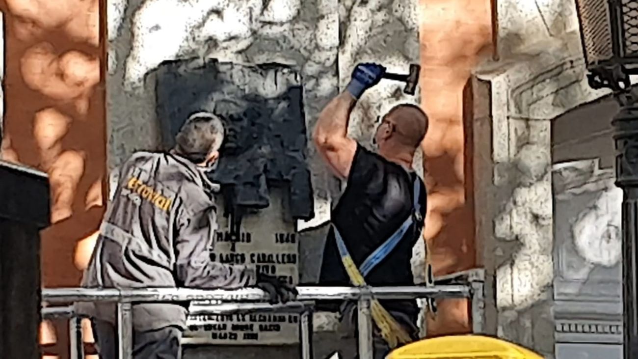 Operarios retiran la placa dedicada a Largo Caballero en la casa en la vivió, en Chamberí