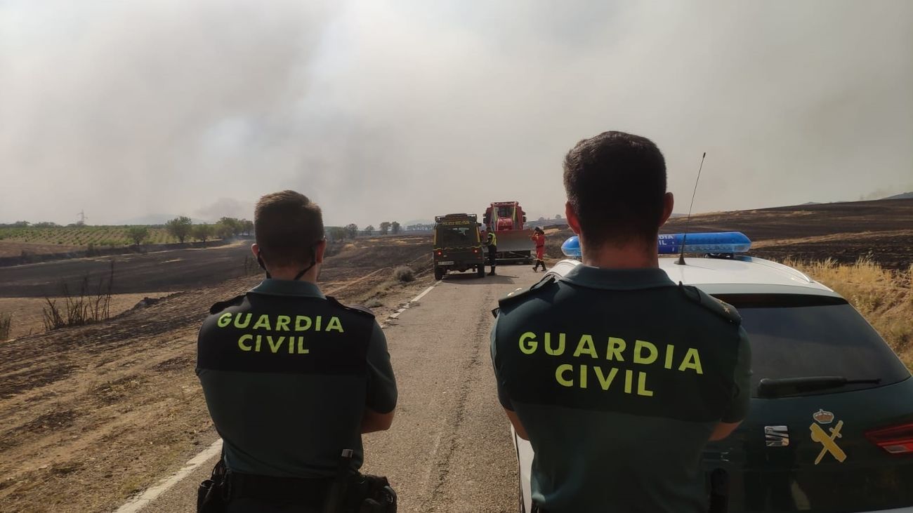 El fuego obliga a cortar la carretera que une Cervera de la Cañada y Villalengua, en Zaragoza