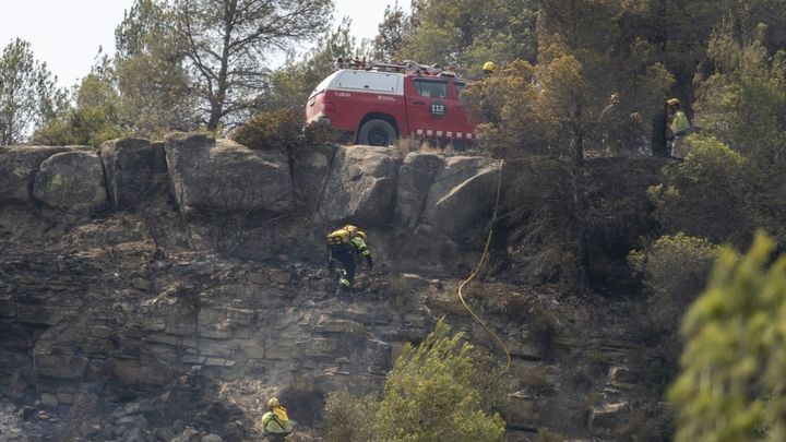 Un bombero en la zona vegetal afectada por un nuevo incendio cerca del antiguo vertedero del Pont de Vilomara / EUROPA PRESS