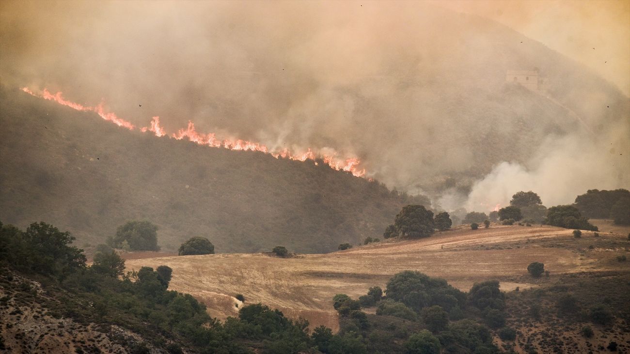 El incendio de Valdepeñas de la Sierra (Guadalajara) "hace temer lo peor" tras desalojar a más de 100 vecinos