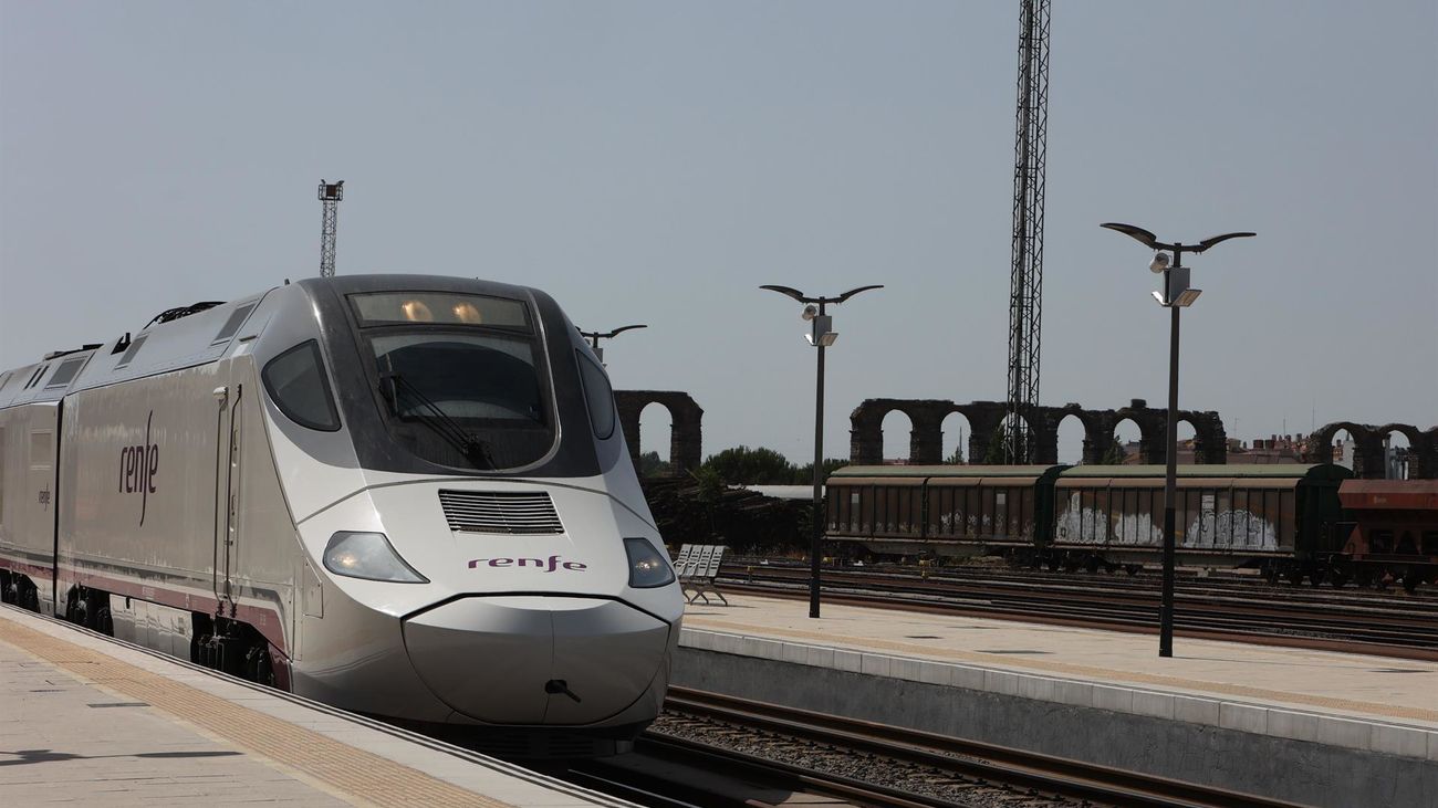 El tren "rápido" Madrid-Extremadura ya suma dos retrasos y una equivocación de vía en solo 24 horas