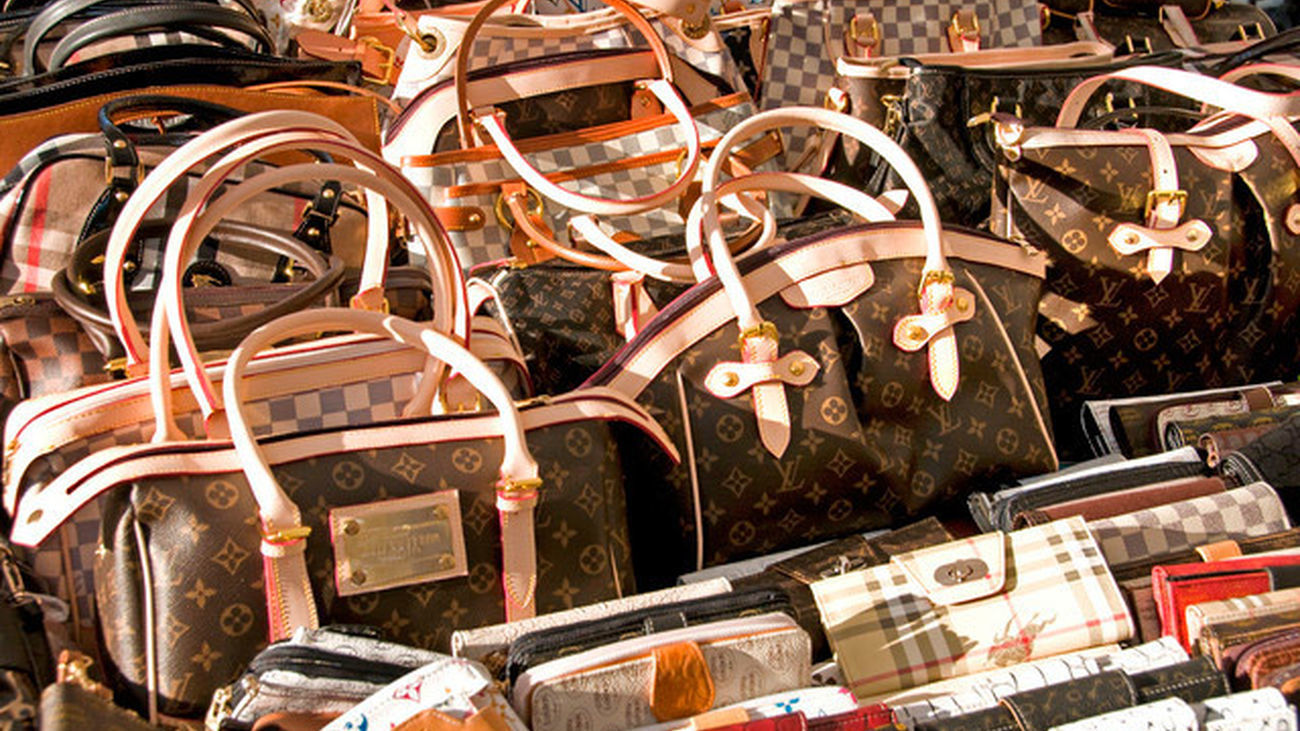Retiran del mercado más de 3.000 bolsos falsificados en Fuenlabrada