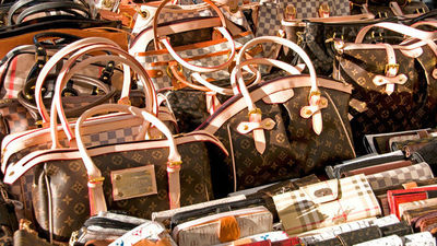 Retiran del mercado más de 3.000 bolsos falsificados en Fuenlabrada