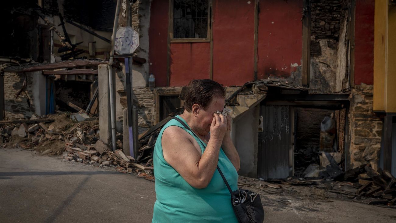 Raquel Borrajo, de 76 años, llora ante su casa quemada durante el incendio forestal acontecido en el pueblo de Alixo (O Barco de Valdeorras), en Ourense,