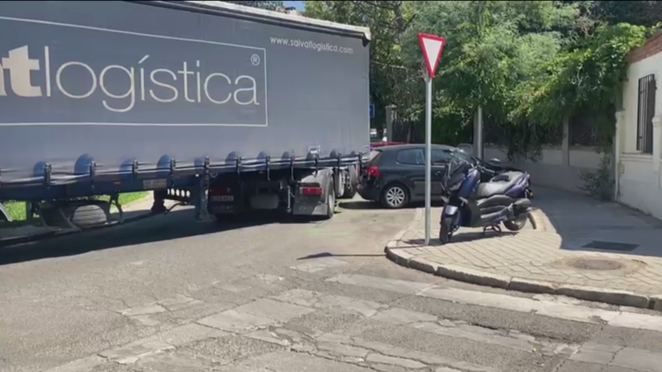 Los vecinos de Los Rosales, invadidos por el tráfico a causa de las obras de Nuevo Norte