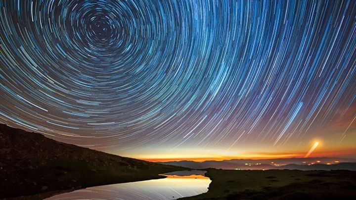 Rastro de  estrellas sobre la laguna de Peñalara, Sierra de Guadarrama / TURISMO DE ESPAÑA