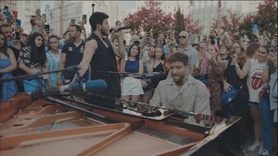 Pablo Alborán y Sebastián Yatra sorprenden cantando en Plaza de España de forma improvisada