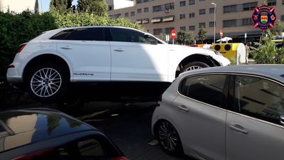 Surrealista accidente en un parking de Alcorcón al subirse un coche sobre otro