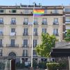 Chueca ya tiene la bandera arcoíris en la plaza  Pedro Zerolo