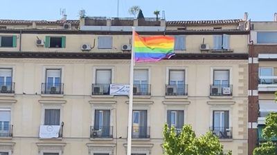 Chueca ya tiene la bandera arcoíris en la plaza  Pedro Zerolo