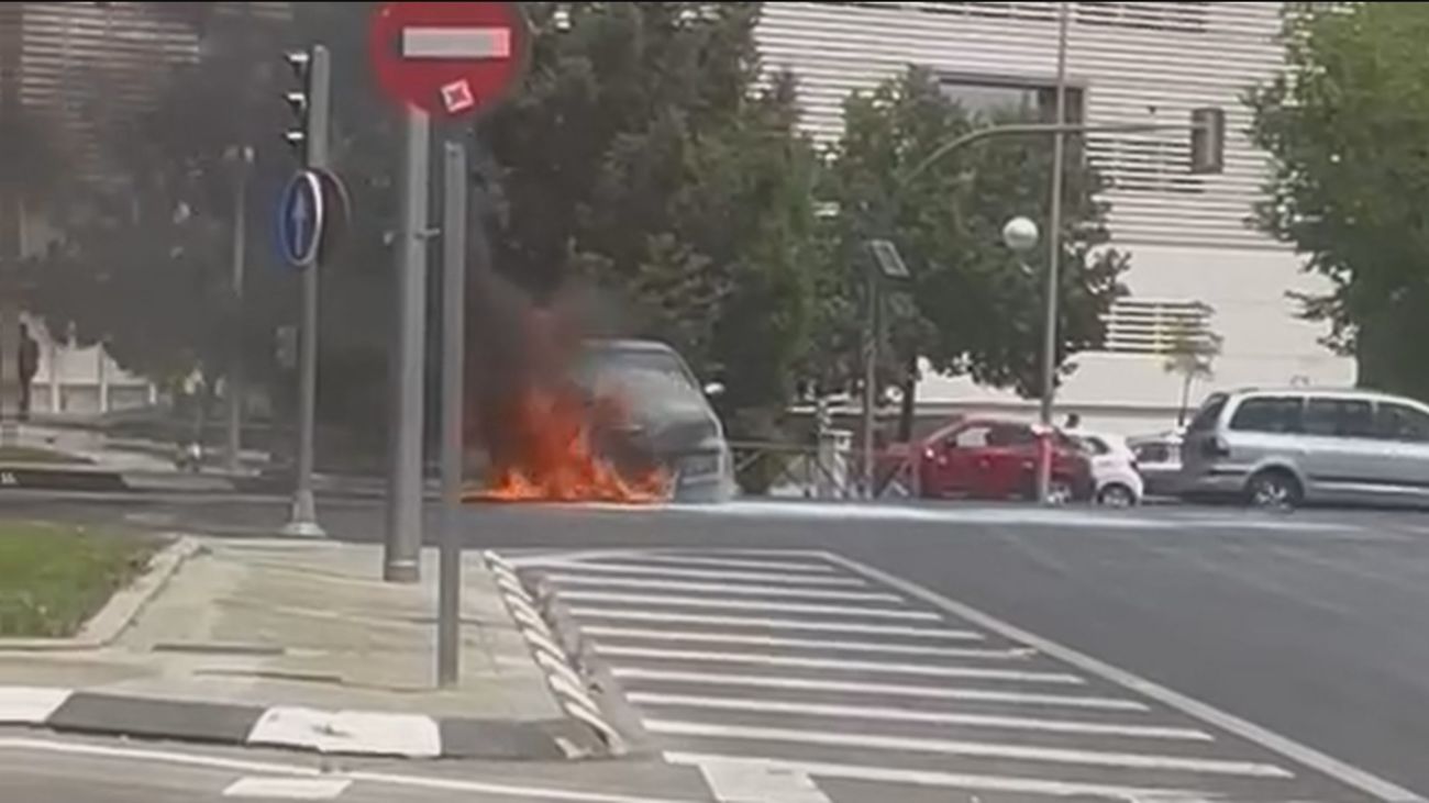 Un coche arde cerca de la Junta municipal de Latina