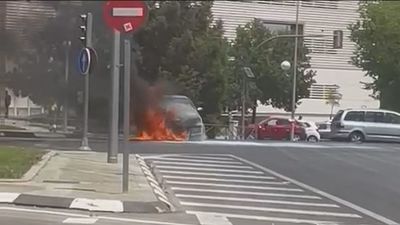 Un coche arde cerca de la Junta municipal de Latina