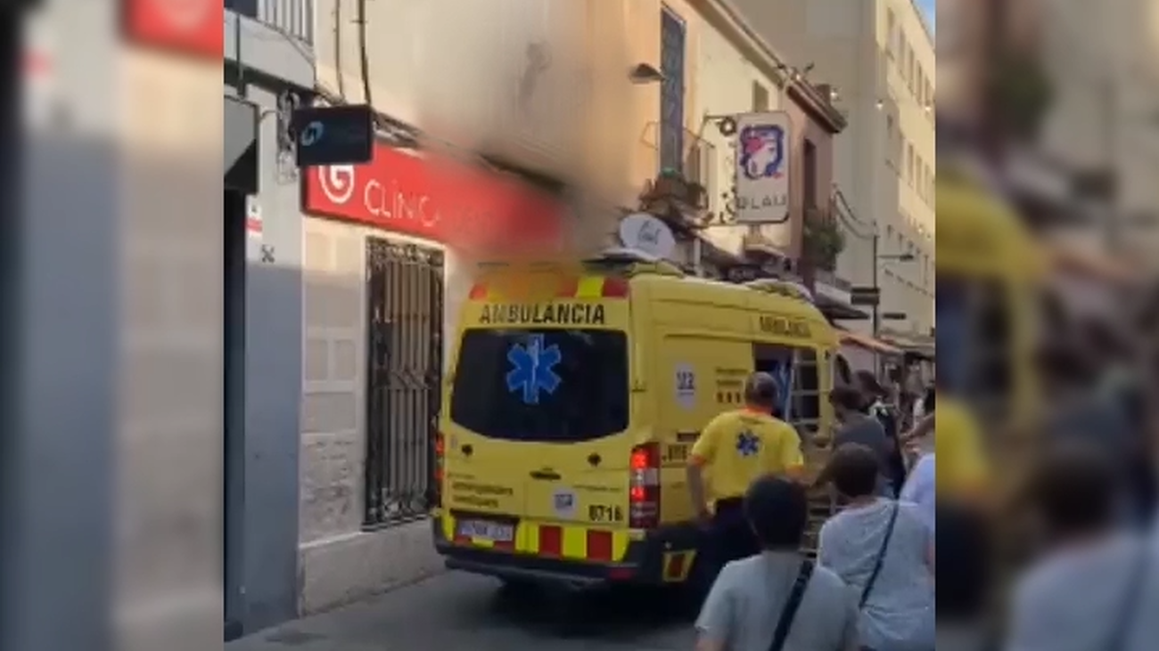 El impactante rescate de un niño que estaba solo,  desnudo y llorando en el balcón de su casa en Badalona