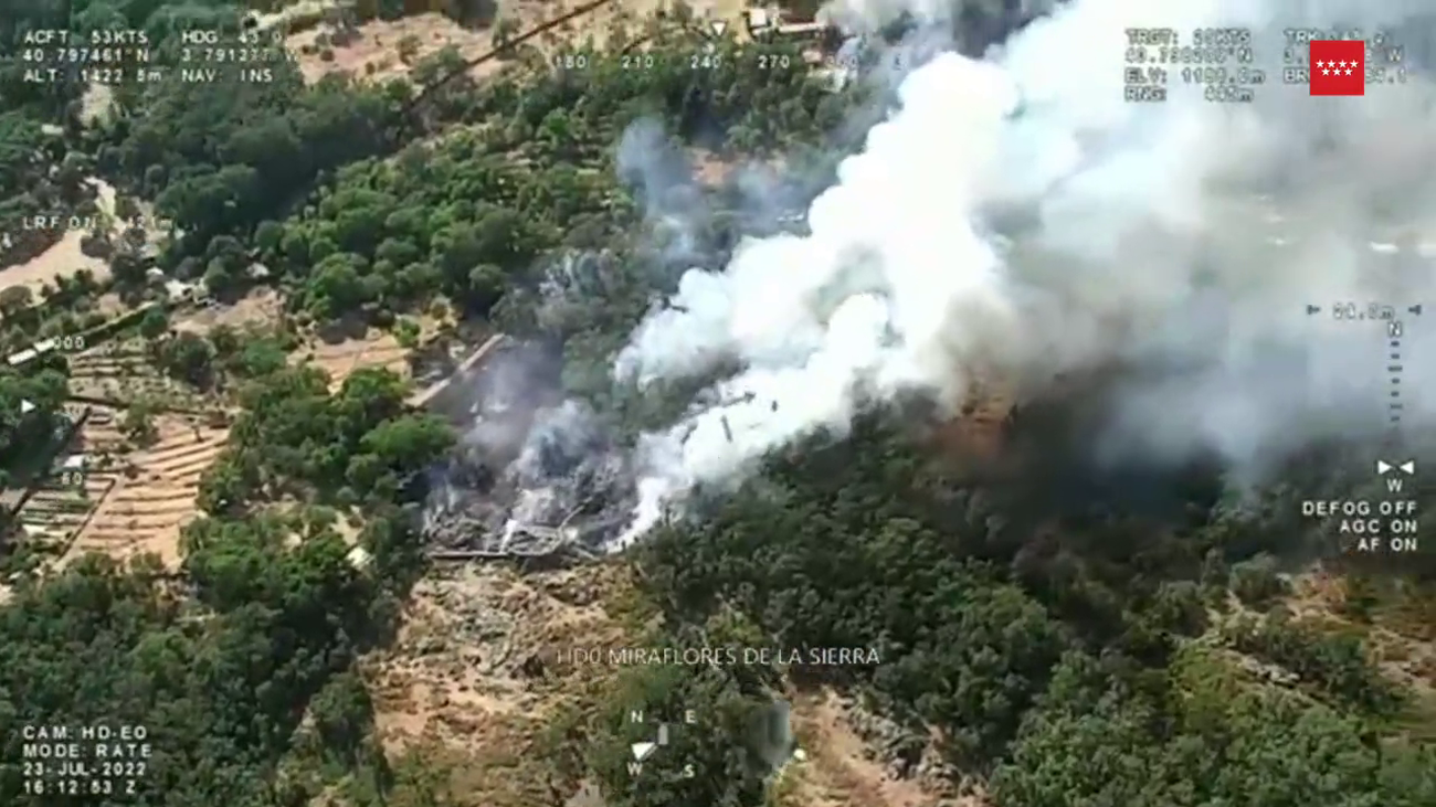 Los bomberos de Madrid controlan un incendio en Miraflores de la Sierra y otro en Santa María de la Alameda